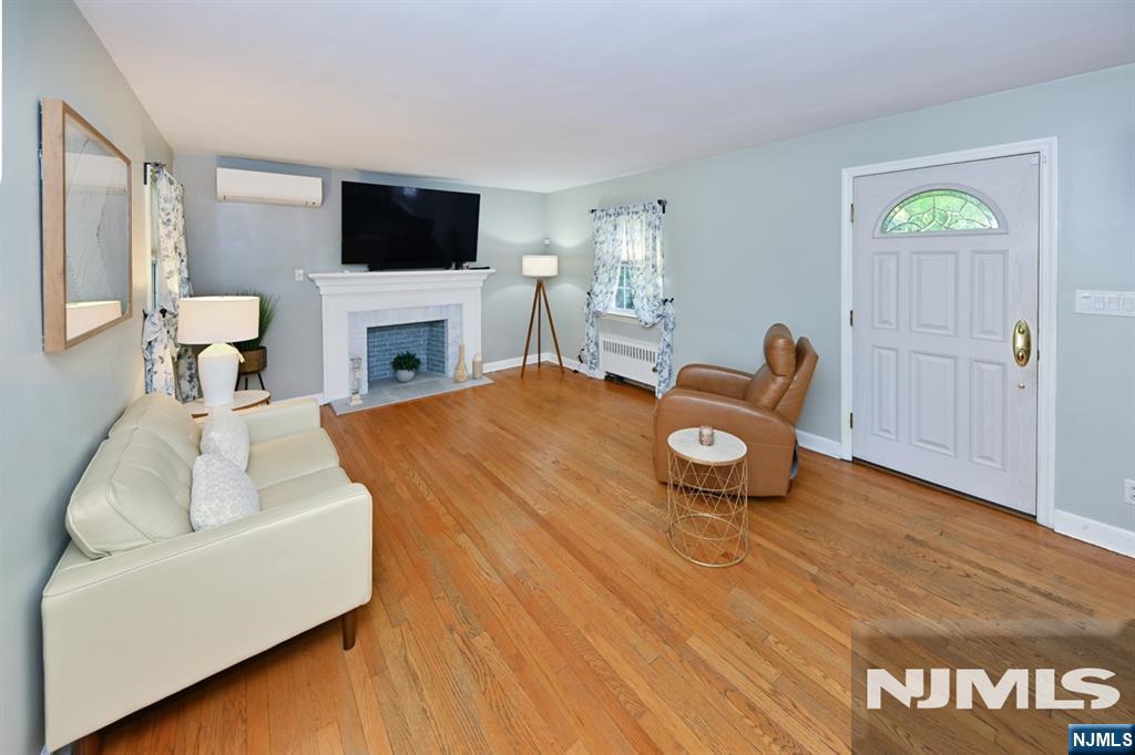 137 E Magnolia Avenue Property Photo 2