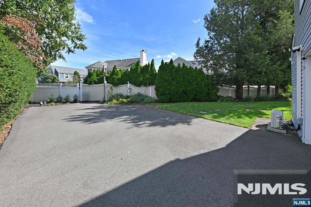 137 E Magnolia Avenue Property Photo 20