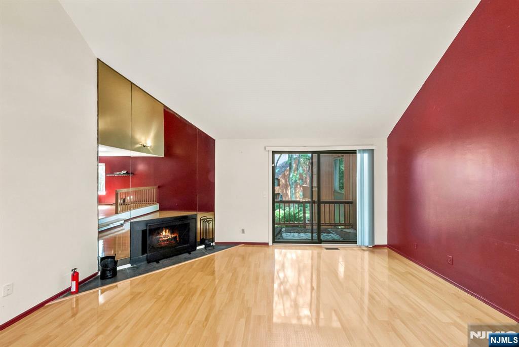 484 Teal Plaza Property Photo 4