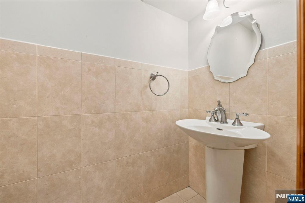 484 Teal Plaza Property Photo 11