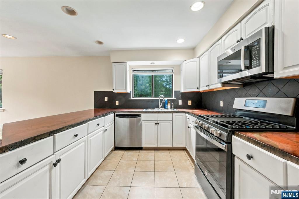 484 Teal Plaza Property Photo 15