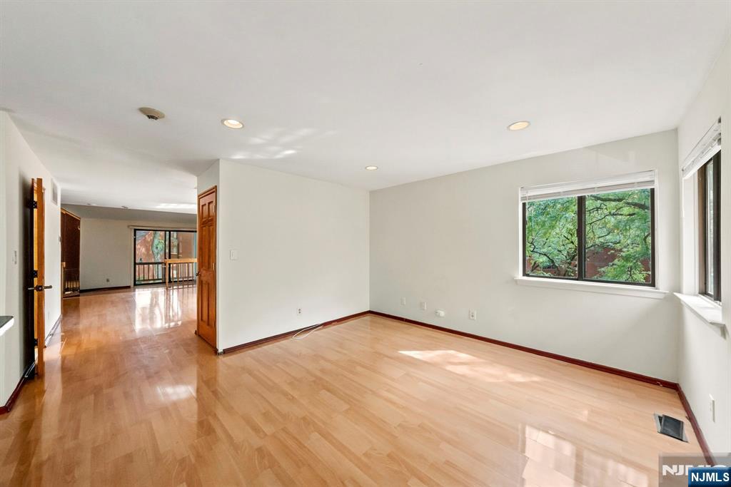 484 Teal Plaza Property Photo 19