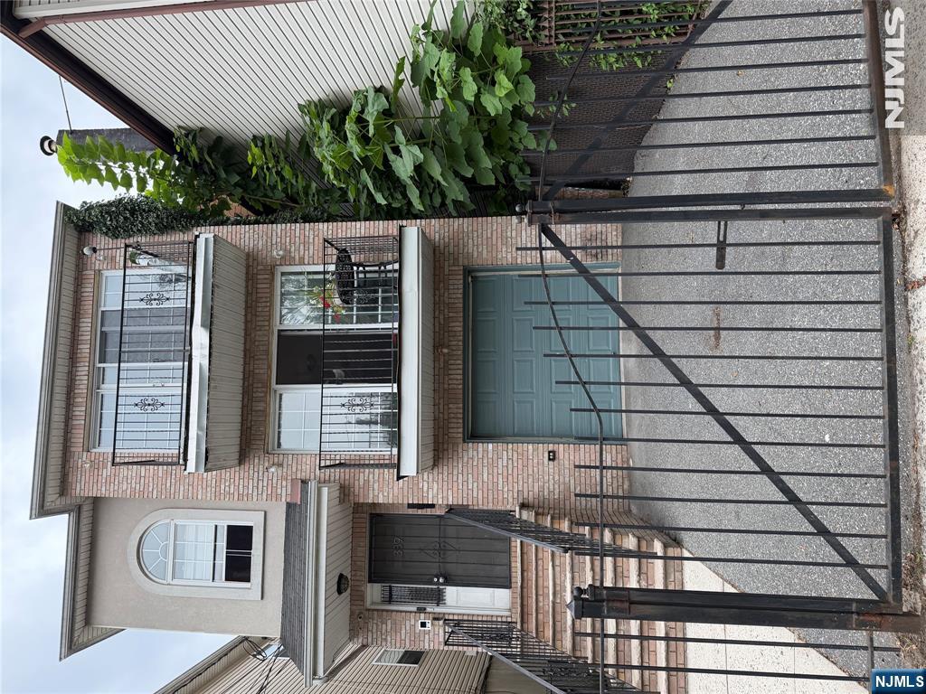 389 21st Street Property Photo 1