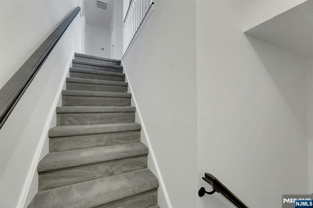 1133 Hyde Park Court Property Photo 3