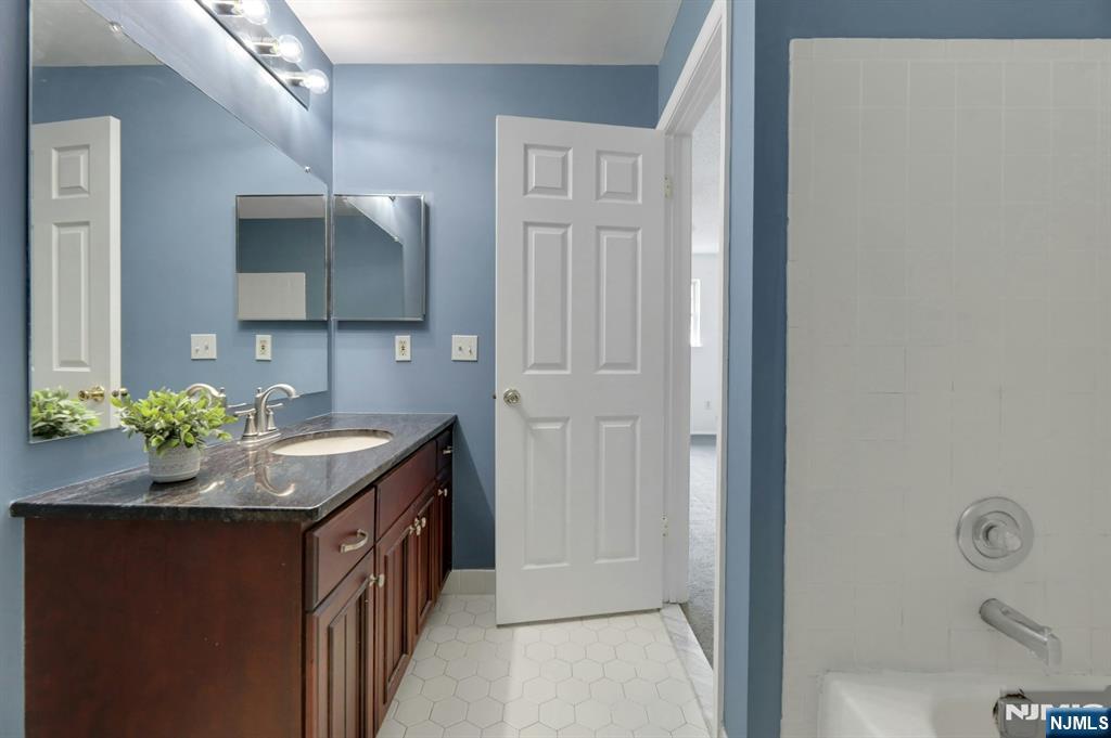1133 Hyde Park Court Property Photo 16