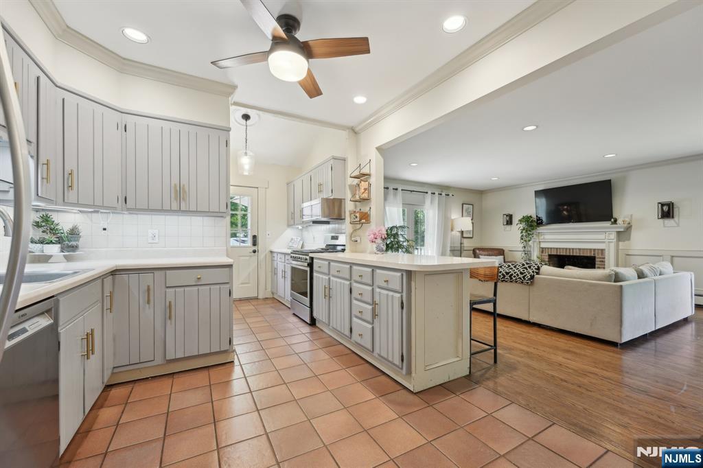 211 Pinelynn Road Property Photo 4