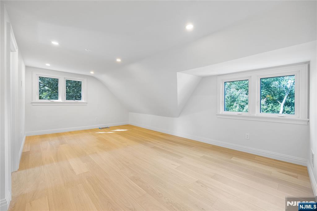 390 Harland Avenue Property Photo 32