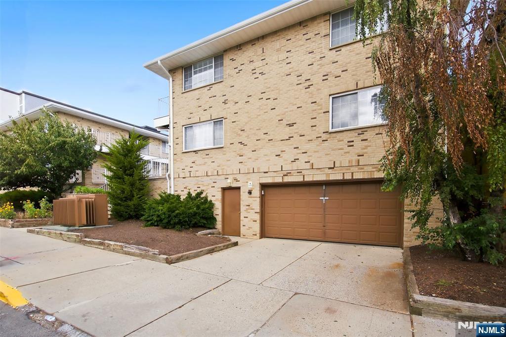 481 Walker Street 1i Property Photo 3
