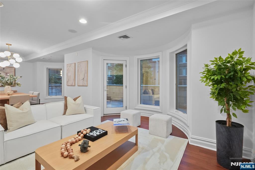 22 Oxford Landing Property Photo 12