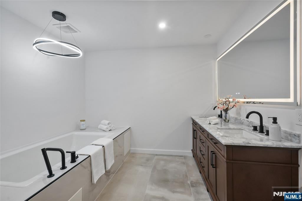 22 Oxford Landing Property Photo 27