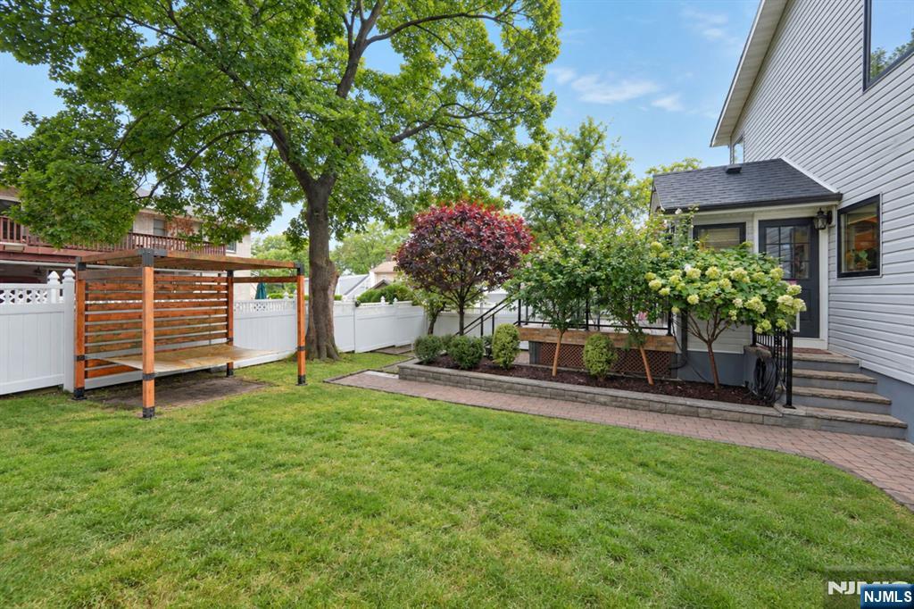 690 Ray Avenue Property Photo 31