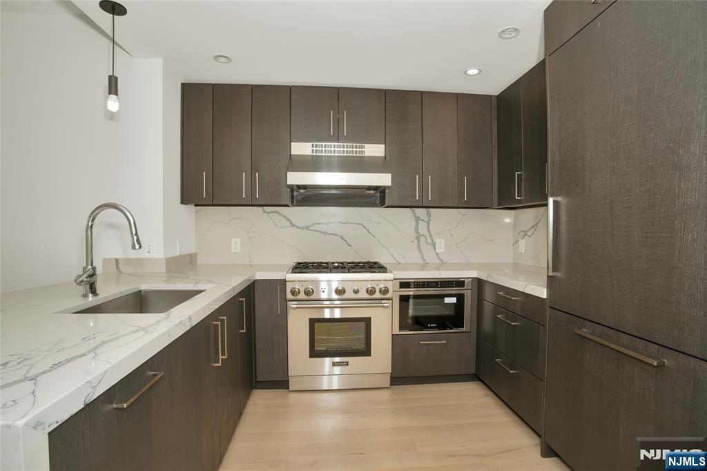 1400 Hudson Street 1005 Property Photo 3
