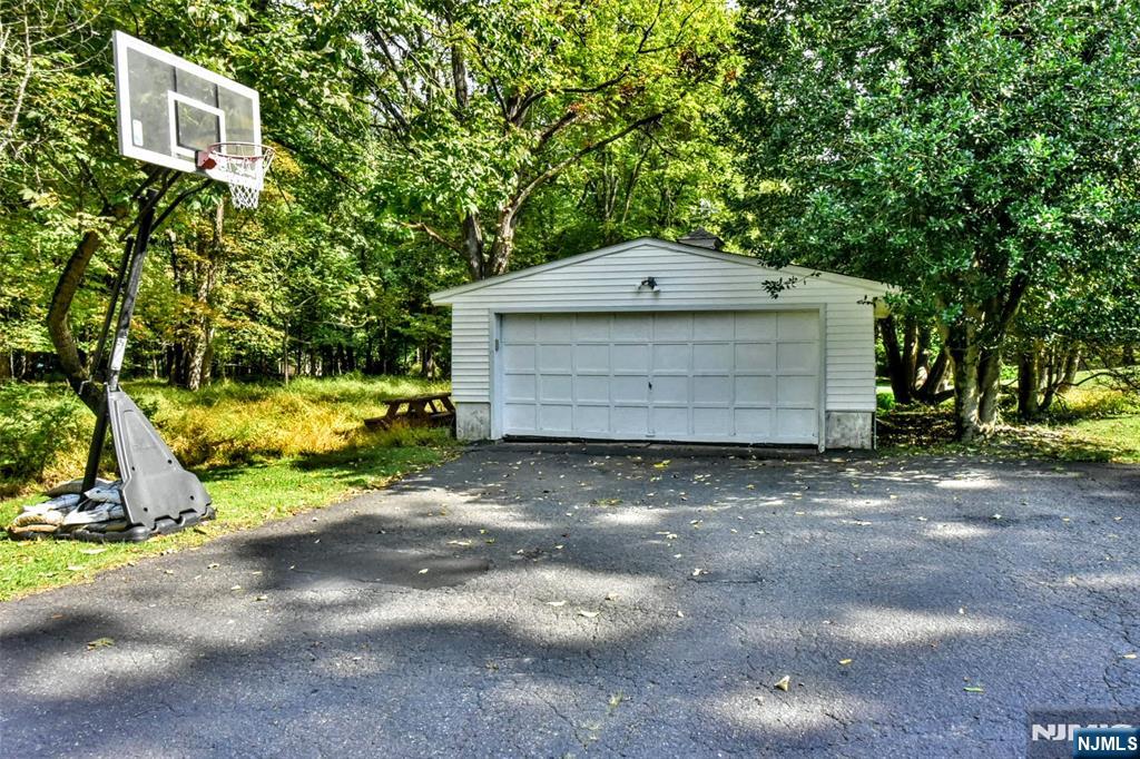 486 W Saddle River Road Property Photo 32