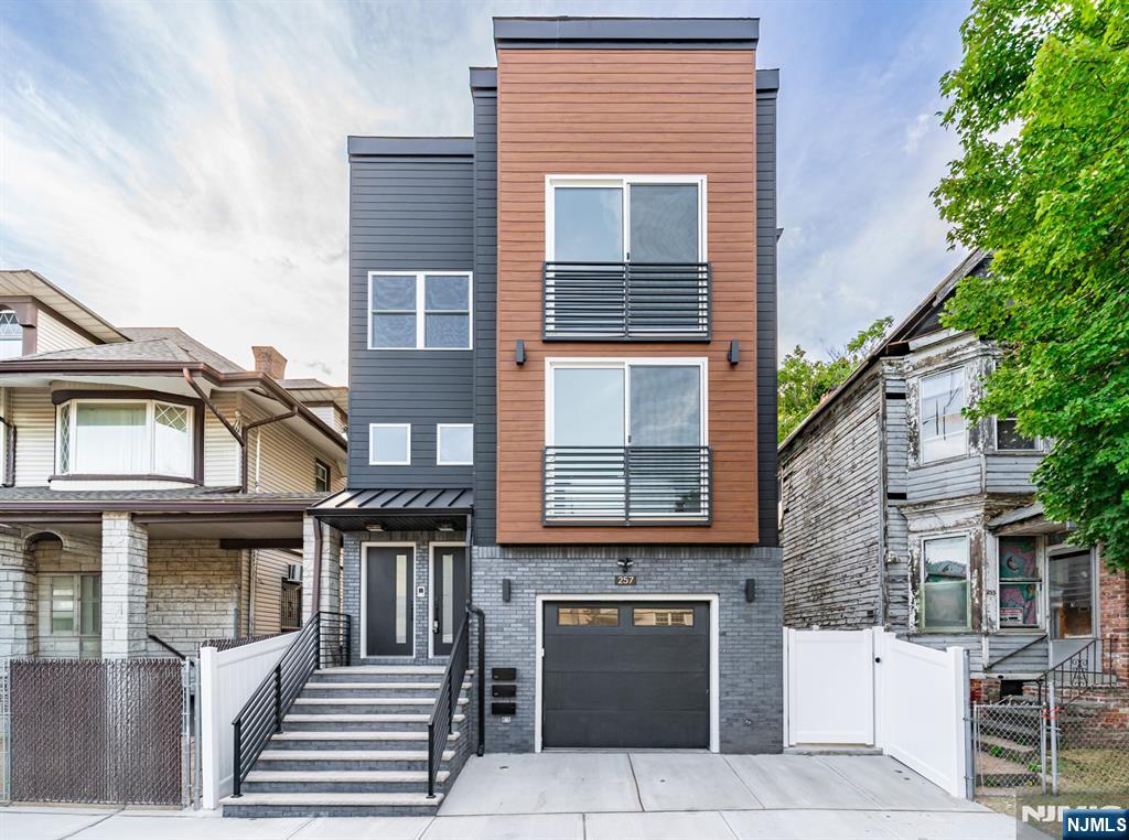257 7th Street Property Photo 1