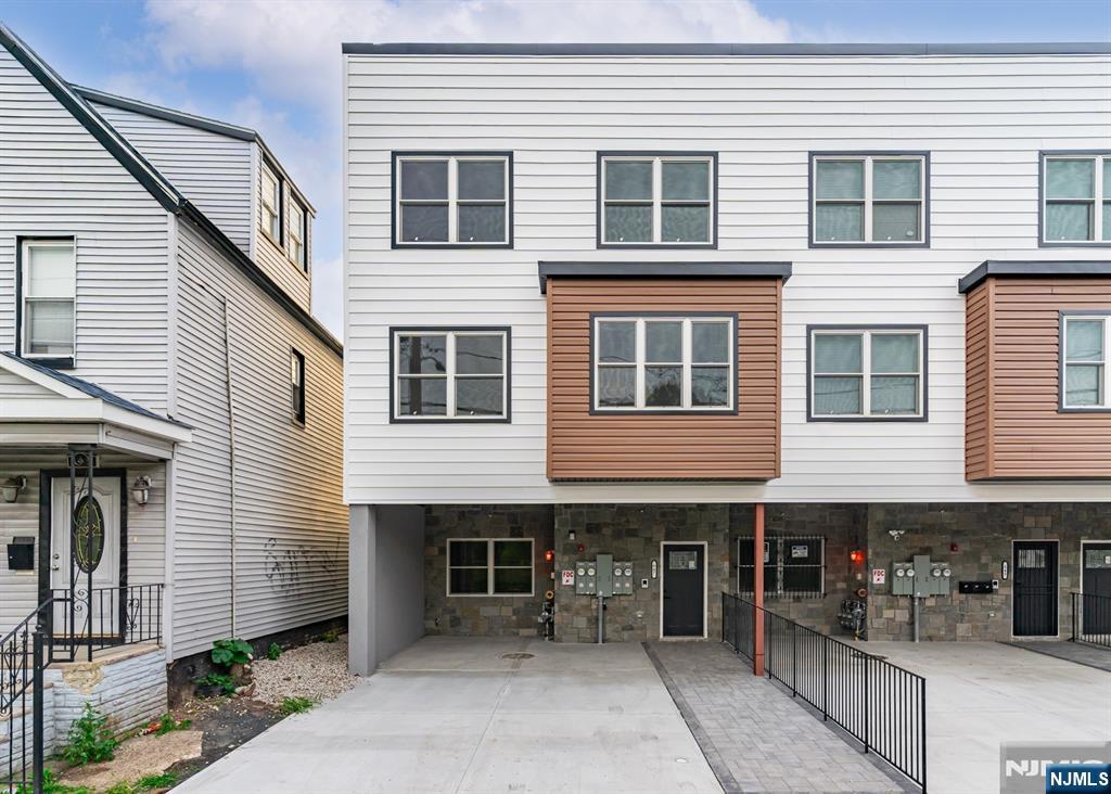 647 10th Street Property Photo 1