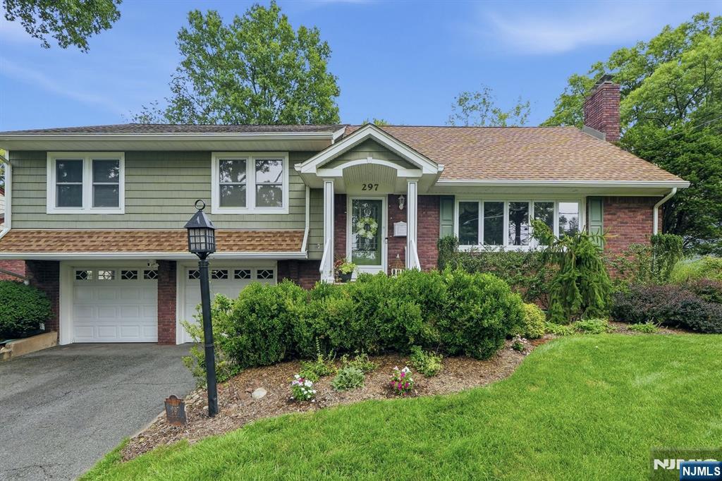 297 Gramercy Place Property Photo 1