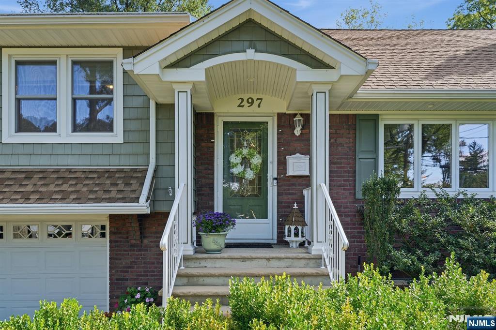 297 Gramercy Place Property Photo 4