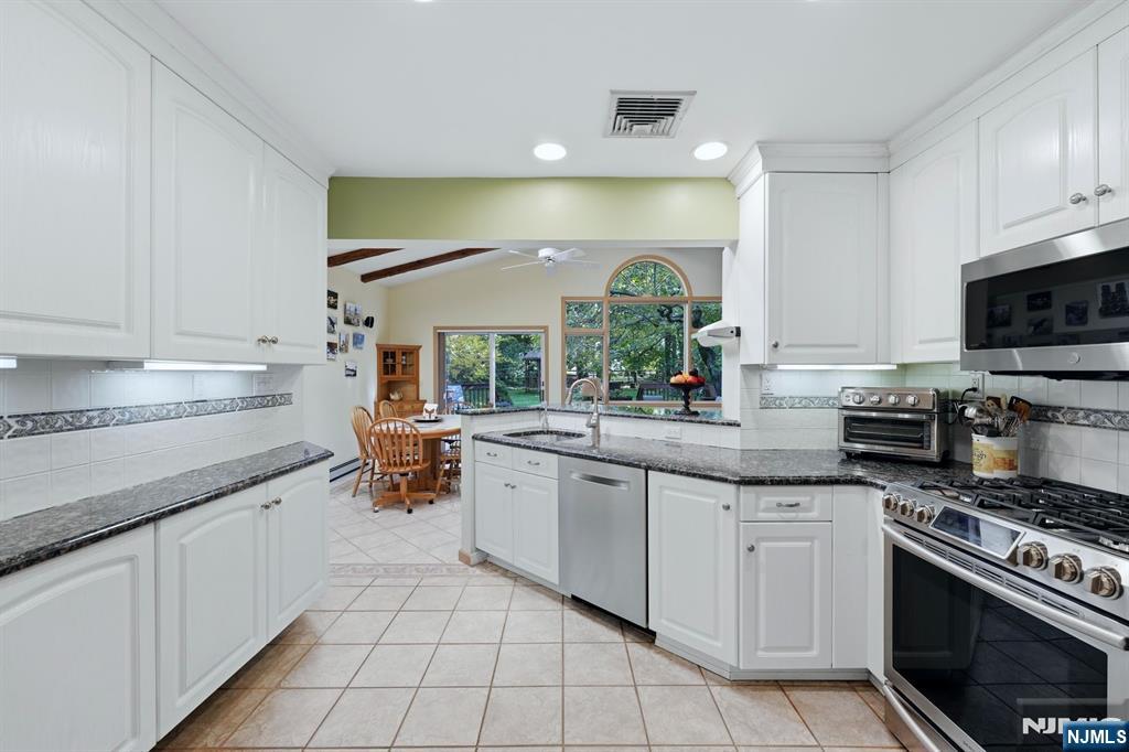 297 Gramercy Place Property Photo 12