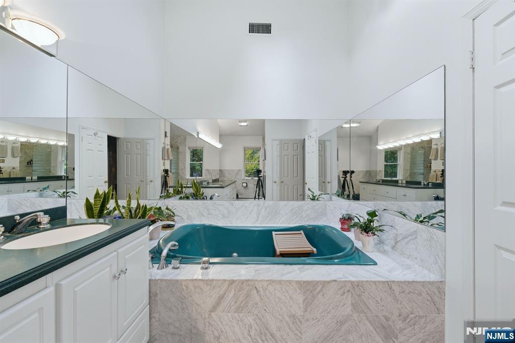 297 Gramercy Place Property Photo 31