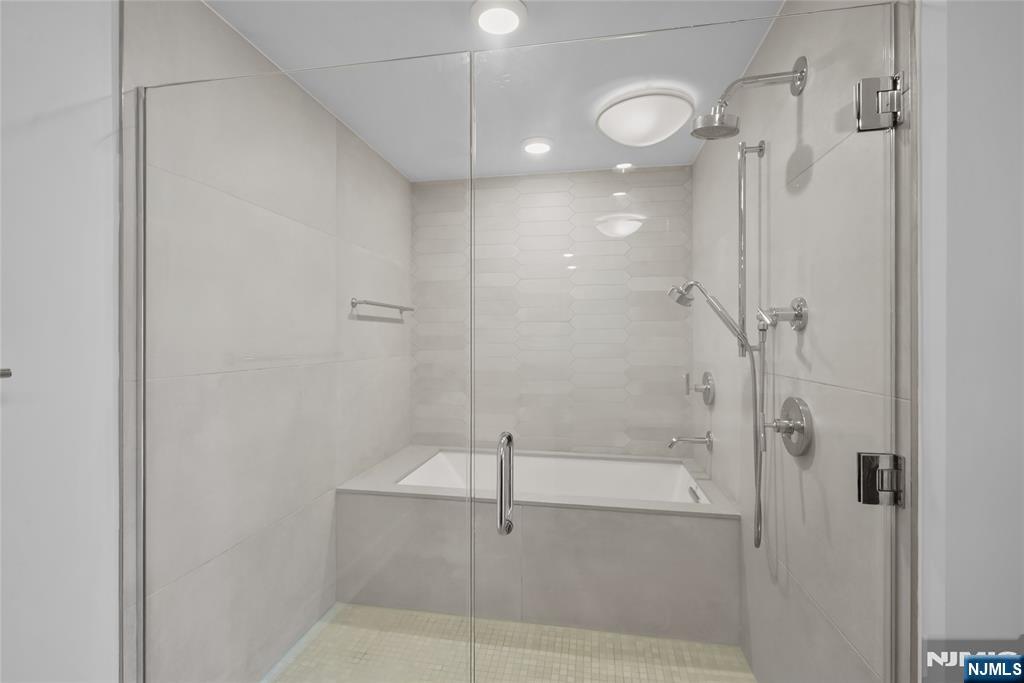 150 Henley Place 404 Property Photo 10