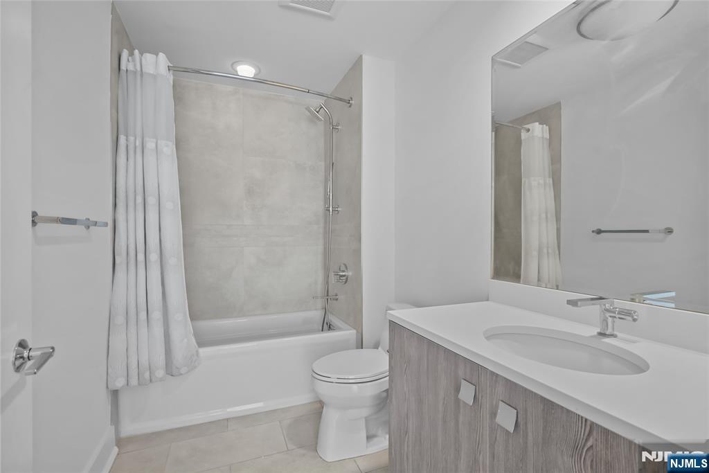 150 Henley Place 404 Property Photo 20
