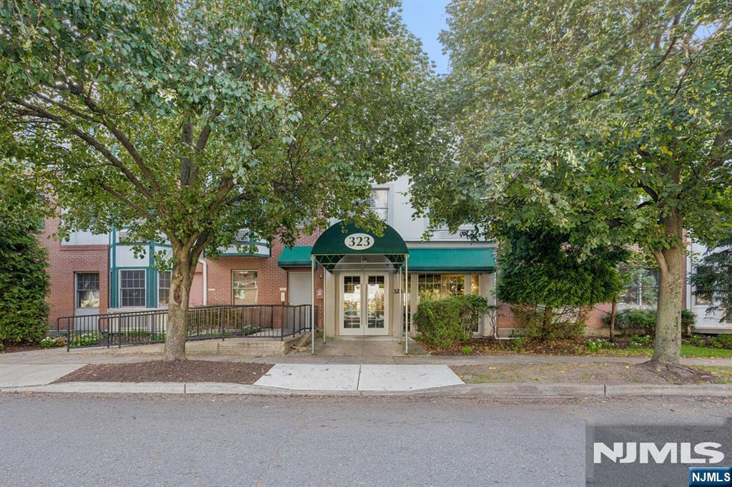 323 Willow Street 2i Property Photo 1
