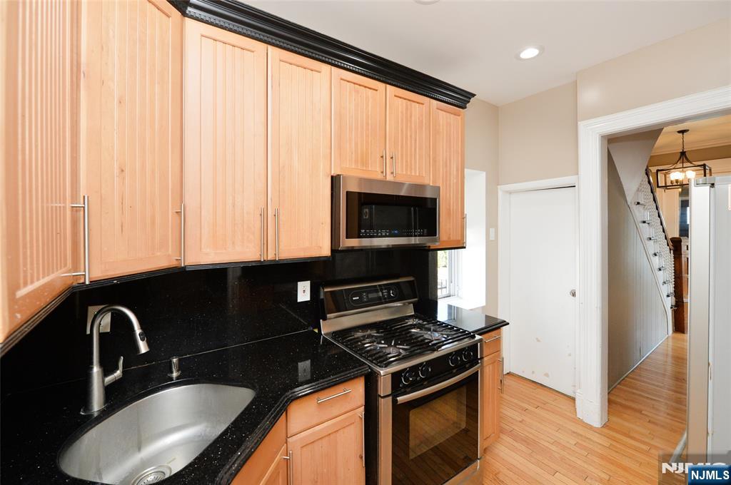 995 E Boulevard Property Photo 8