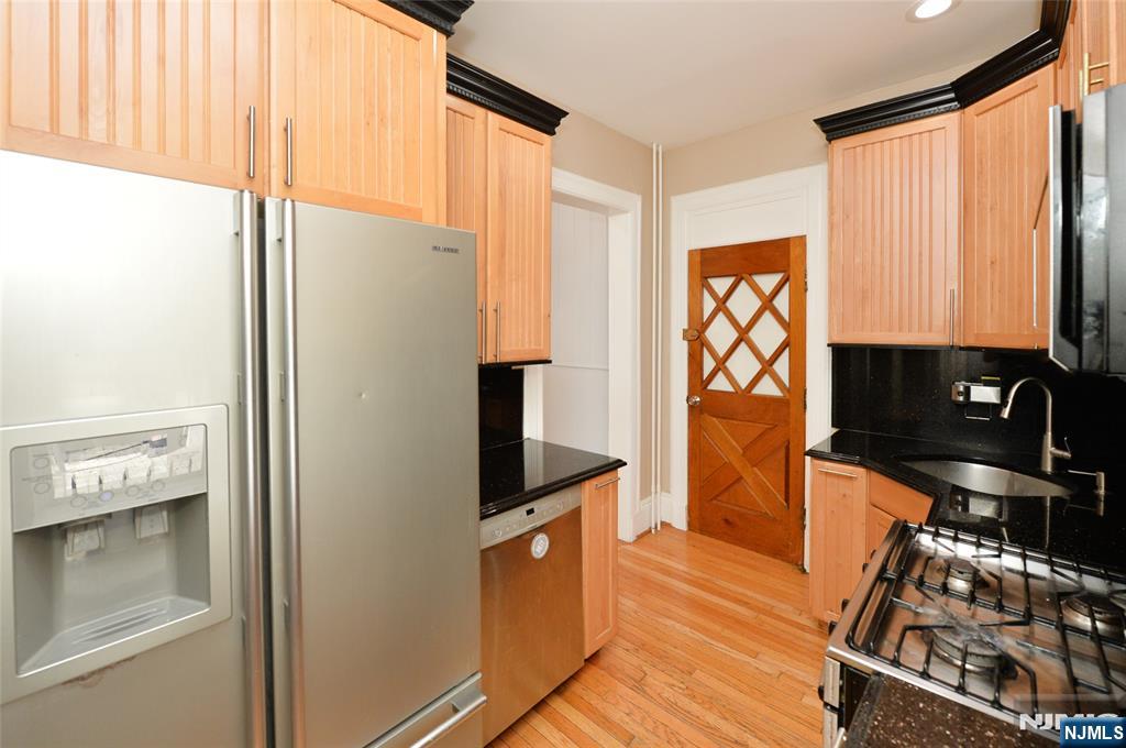 995 E Boulevard Property Photo 9