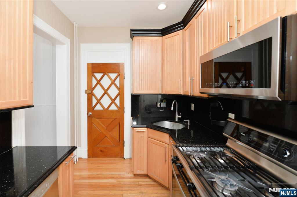 995 E Boulevard Property Photo 10
