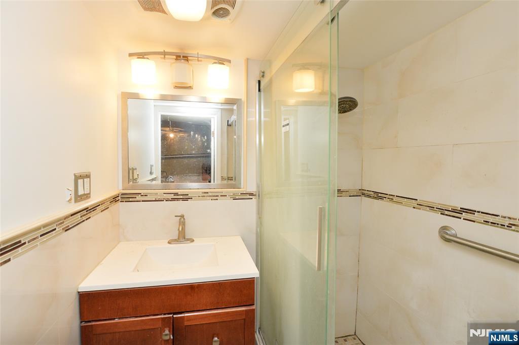 995 E Boulevard Property Photo 18