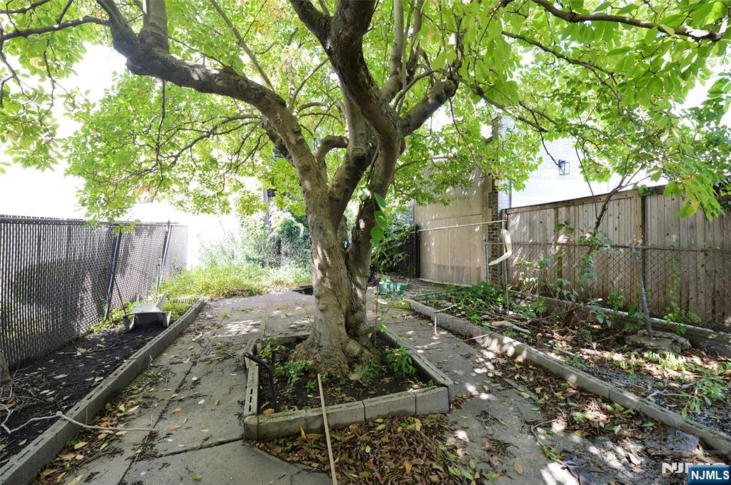 995 E Boulevard Property Photo 20