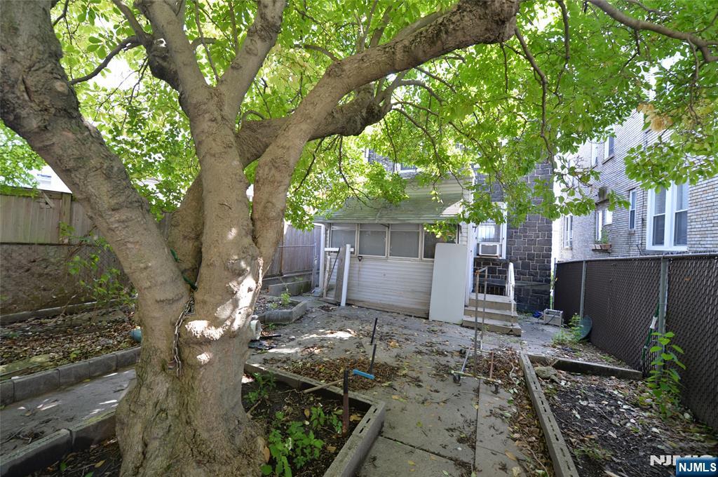 995 E Boulevard Property Photo 21