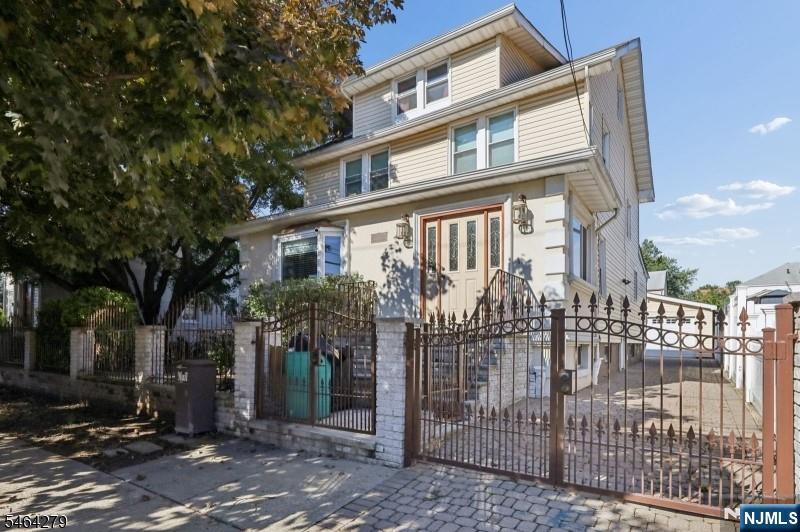 233 15th Street Property Photo 1