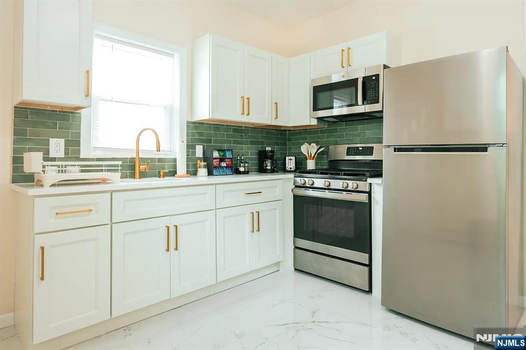 18 Van Rensselear Street Property Photo 12