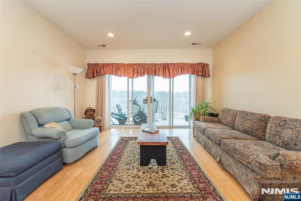 10323 Warrens Way Property Photo 4