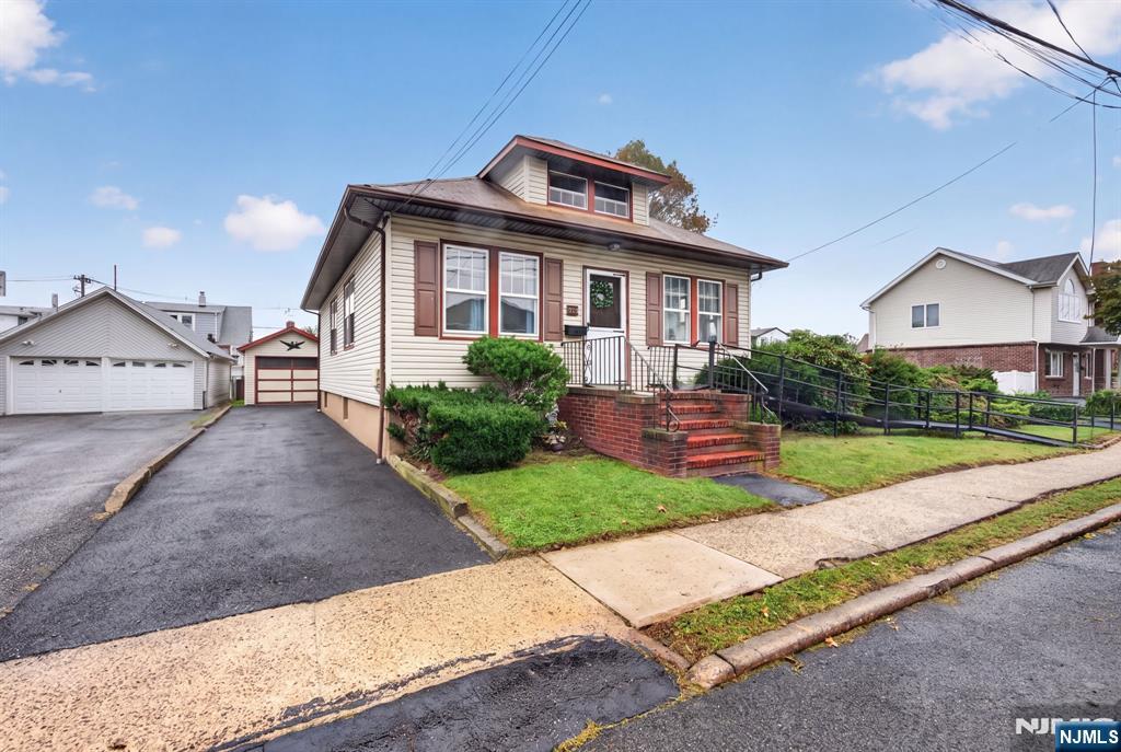 318 1st Street Property Photo 1