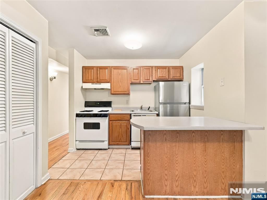 277 3rd Street 2 Property Photo 9