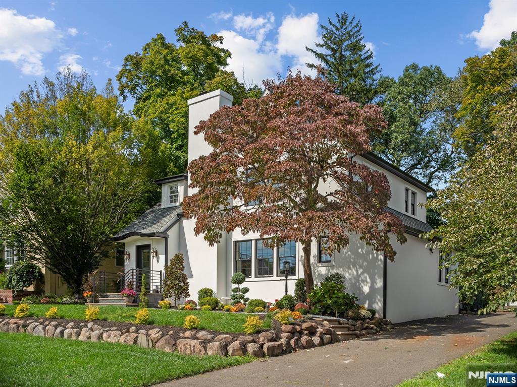 182 Gramercy Place Property Photo 2