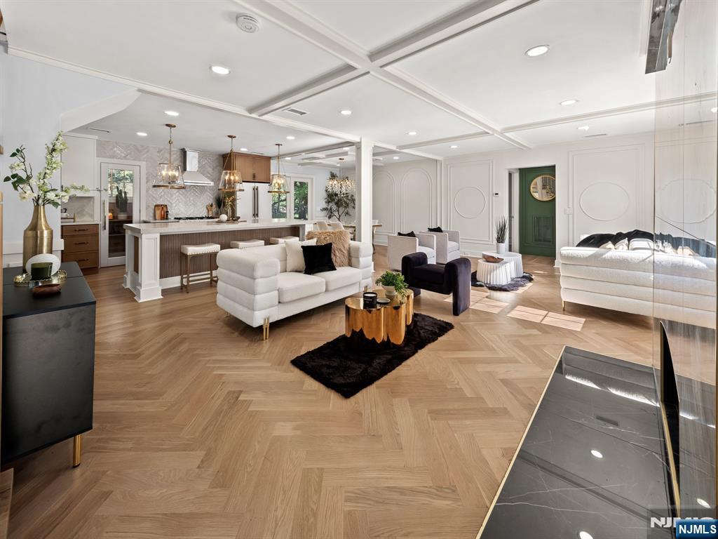 182 Gramercy Place Property Photo 4