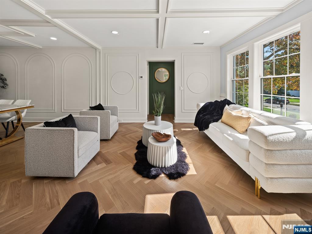 182 Gramercy Place Property Photo 6