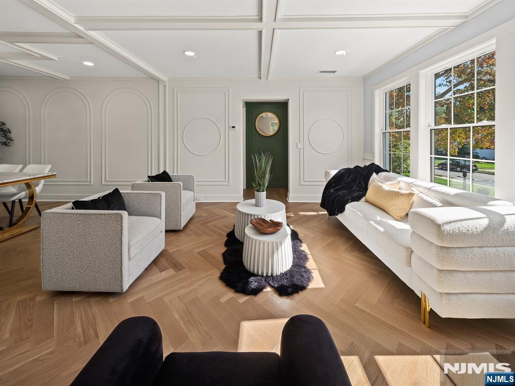 182 Gramercy Place Property Photo 6
