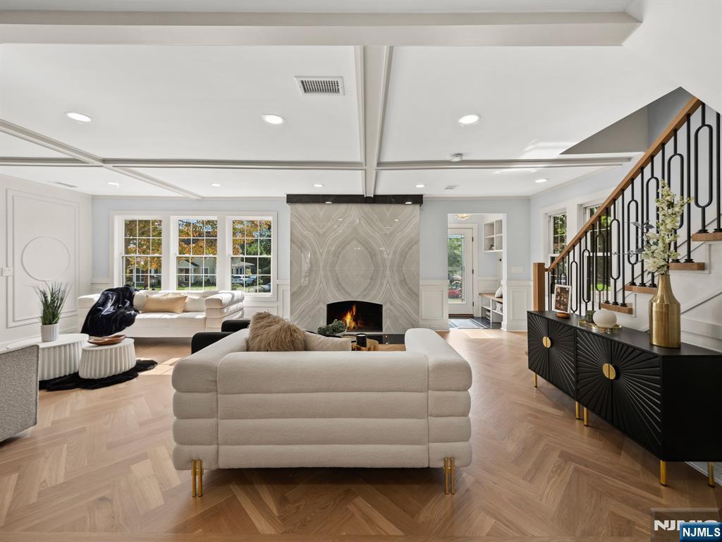 182 Gramercy Place Property Photo 8
