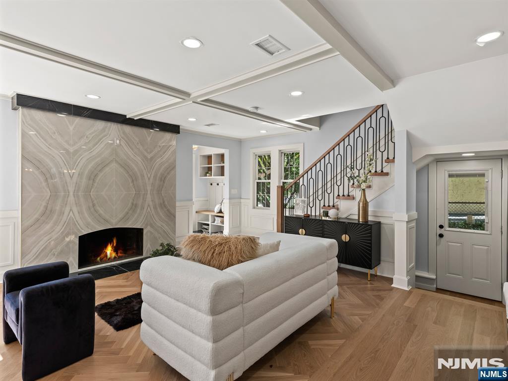 182 Gramercy Place Property Photo 9