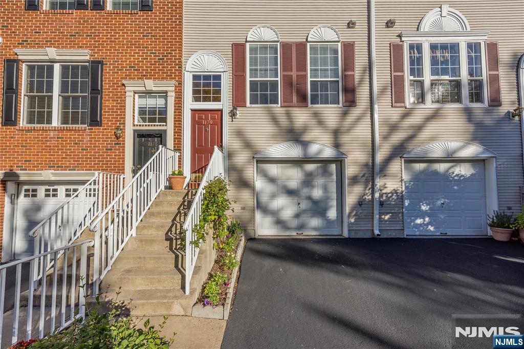 1179 Chedworth Circle Property Photo 3