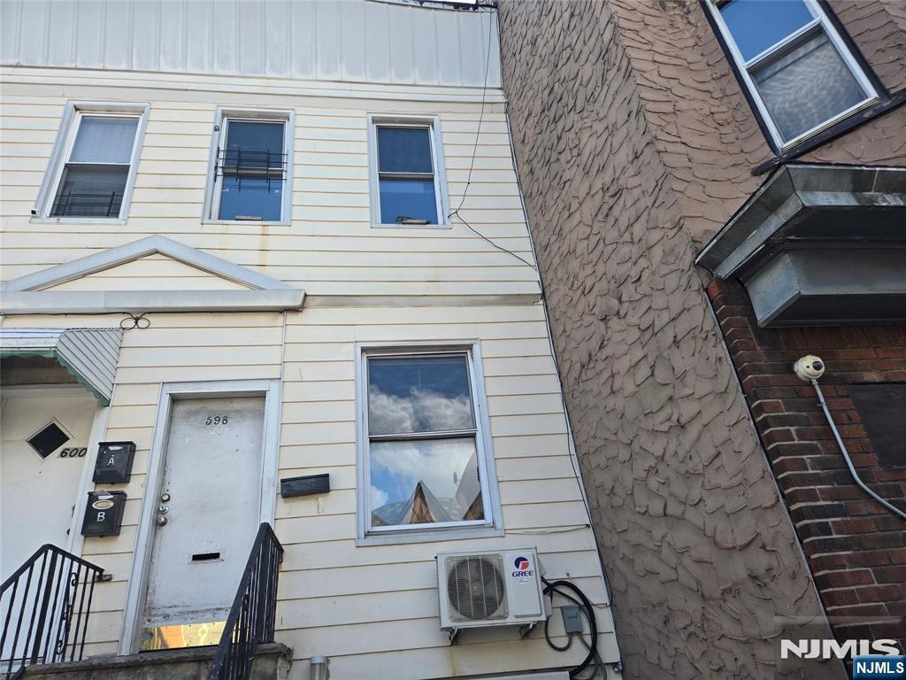 598 West Side Avenue Property Photo 1