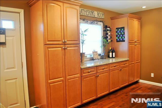 138 Skillman Terrace Property Photo 6