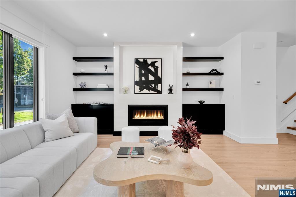 253 5th Street B Property Photo 4