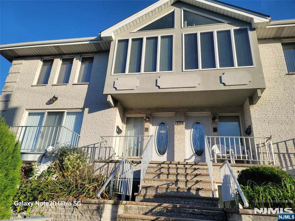 330 12th Street B Property Photo 2
