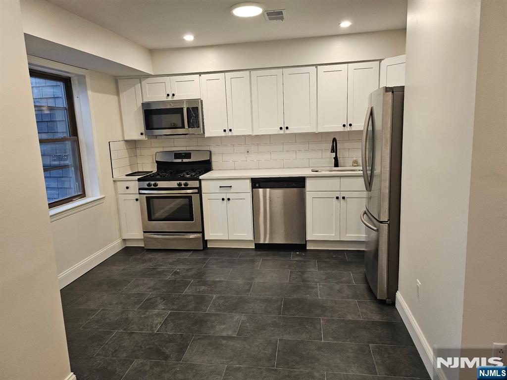 700 Schuyler Avenue B23 Property Photo 1
