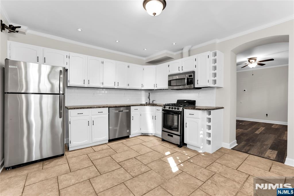30 The Crescent C0007 Property Photo 10